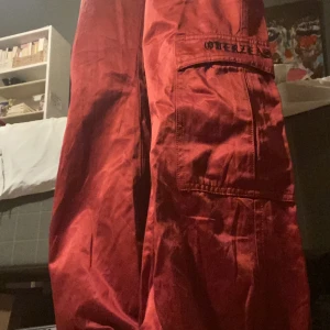 Satin cargo byxor!! - Skit feta baggy satin cargo byxor med jättesnygga detaljer och fickor!!