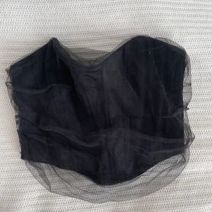  korset topp zara  - Jättefin korsett topp från zara, endast använd någon gång så i jättebra skick. Det står att det är en storlek M men skulle verkligen mer säga att det är en storlek Xs/S. 