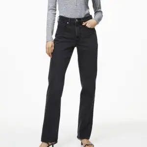 Svarta straight jeans med hög midja från H&M. Stl 46 men liten i storleken, skulle passa 40/42. Bara testade och har lapparna kvar, köpta för 400kr.