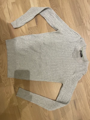 Fin stickad tröja xs - Från Gina tricot  Xs Djur och rökfri hem 