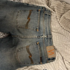 Nudie jeans - Säljer dessa snygga lågmidjade nudiejeans. Är 161 ish och de pasar braa. De är flare/straigth modell. Skulle säga att de passar 32-34z  W26 L32. Själv har jag 29-30 nått i midjan o de passar också. Klippt flare modell💓☺️