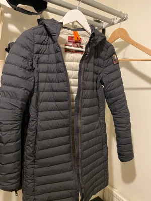 Parajumpers dam XXS - Säljer denna pj’s jacka som jag köpte denna våren, jätte varsamt använd. Inte alls sliten, bra skick. Köpte den för 4500 och kommer sälja den för 3200 då den är i bra och fint skick. Kan gå ner till 3000 vid snabbaffär. Färg: svart. XXS passar även xs