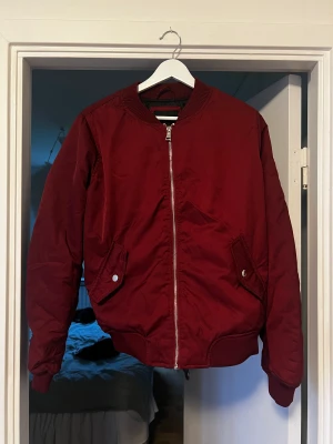 Röd bomberjacka  - En vinröd bomberjacka ifrån new yorker i storlek L. Jackan är använd få gånger och är i bra skick!  Den är bekväm och normal i storleken. ❤️ 100% polyester 
