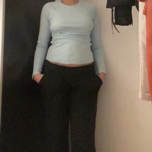 Tröja - Långärmad tröja i färgen ljus blå/turkos. Aldrig använd, helt ny med prislapp på!!