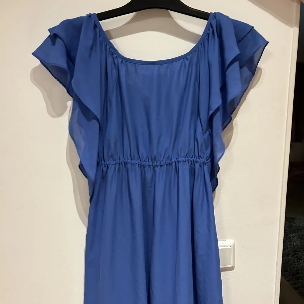 Blå klänning med söta volangärmar, knappt använd, säljer då den är för stor<3. Klänningar.