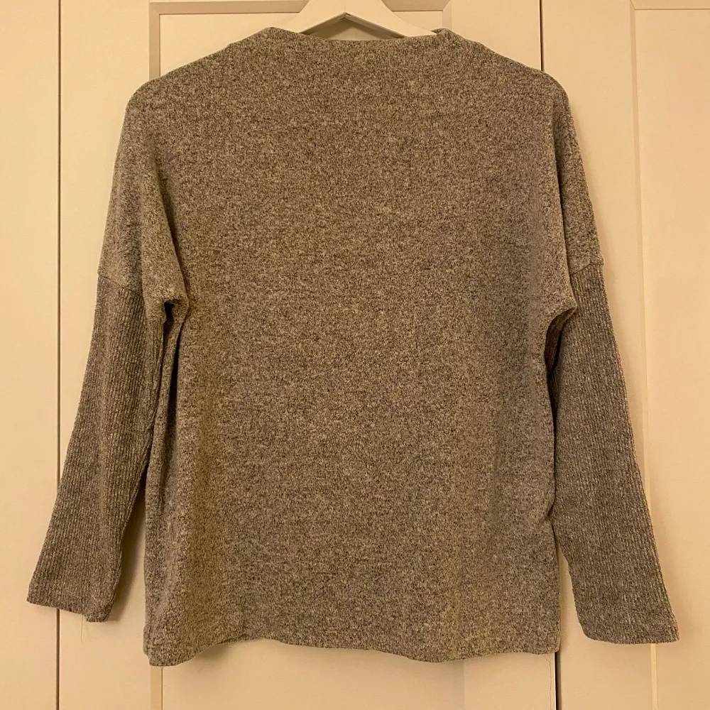 Grå stickad tröja från H&M. I princip nyskick, använd 1 gång. Storlek XS men passar mig som vanligtvis har S.. Neuleet.