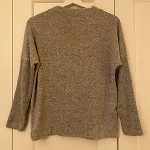 Grå stickad - Grå stickad tröja från H&M. I princip nyskick, använd 1 gång. Storlek XS men passar mig som vanligtvis har S.