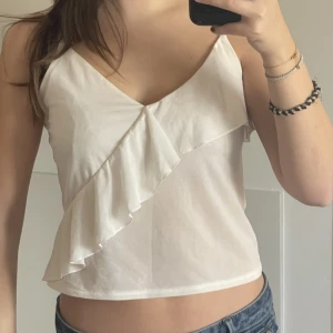 Vit topp från HM🤍 - Säljer min vita volang-topp från HM🫶🏼🤍 