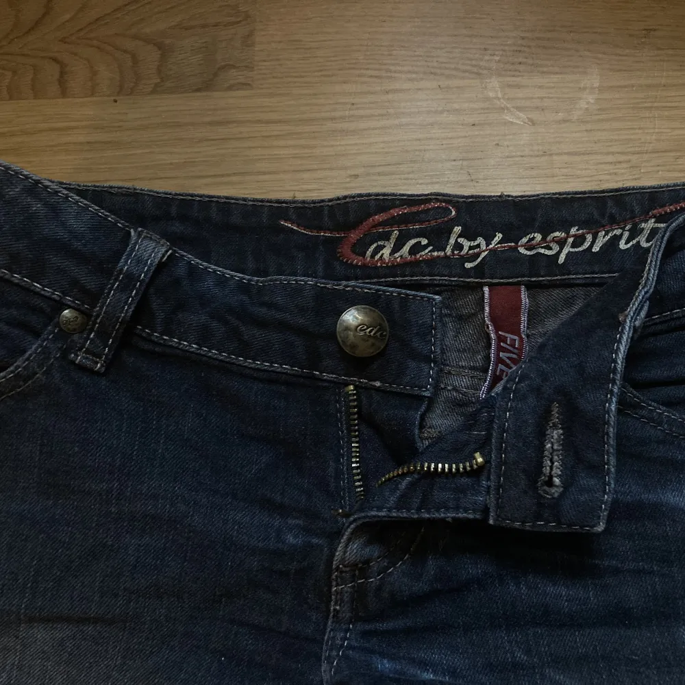 SÅ FUCKING SNYGGA Köpte dom i andrahand för ett tag sen men aldrig kunnat använda pga för små för mig👎 edc by esprit straight lågmidjade jeans denim wash som kommer få dig att känna som om du äger världen👑. Jeans & Byxor.