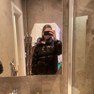 Svart dunjacka  - Jätte bra skick 