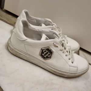 Philip plein sneaker - Nästan nya. Äkta skor. Box och kvitto kommer med. Inköpt från NK stockholm. Har för mycket skor. Nu står skorna och dammar.