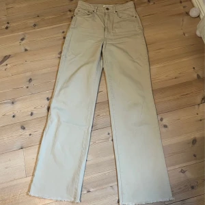 Beiga jeans  - Beigea jeans från Stradivarius, de är långa och inte croppade som det ser ut på andra bilden.  