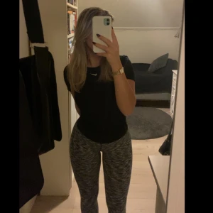 Träningsbyxor - Jag säljer dessa fina träningsbyxorna från SOC eftersom dem inte kommer till användning. Skulle säga att de är storlek S men funkar nog som XS också 