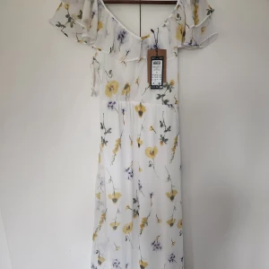 Lång klänning - Klänning från veromoda en riktig midsommar dröm lr perflt för bröllop , ny med lappen strl xs sålde slut snabbt nypris 449, säljer deb för 280:- 