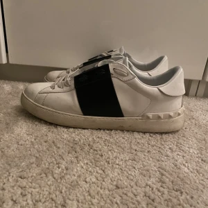 Valentino storlek 43 - Hej, säljer nu mina fina skor från Valentino, dem är använda några gånger men inte mycket! Dem är i fint skick!