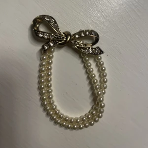 Armband  - Jättefint armband med rosett. 