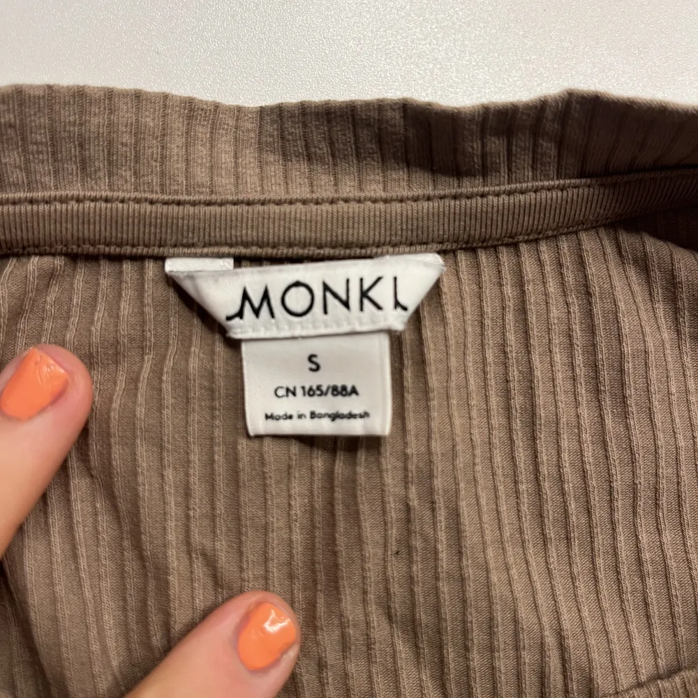 Långärmad ribbad brun tröja från Monki i storlek s💞💞sällan använd, bra skick!!. Tröjor & Koftor.