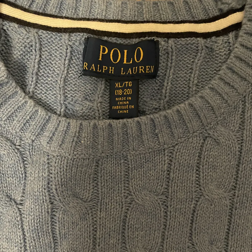 Säljer Ralph Lauren stickad tröja med cable knit då den är för liten. Mycket gott skick, funkar även för S. Tröjor & Koftor.