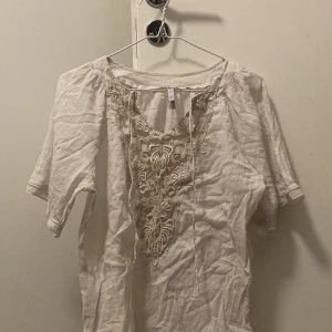 Vit blus - Storlek 42 men tycker den passar fint på mig som har storlek S, väldigt skön! Frakt tillkommer 👇