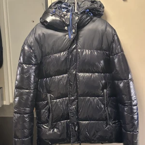armani puffer jacket - Armani jacka köpt som har blivit sparsamt använd, finns ett pyttelitet hål i vänstra innerfickan men annars i helt nyskick!⭐️  köparen står för frakten!📦🤠
