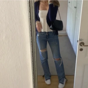 midwaist Jeans  - Går att pruta ner vid snabb affär!!!Hej jag säljer nu mina jenas från pull&beer pågrund av att dom är lite för stora. Köpt tidigare här på plick den är i mycket bra skick. (Bilden är från hon jag köpte dom av)