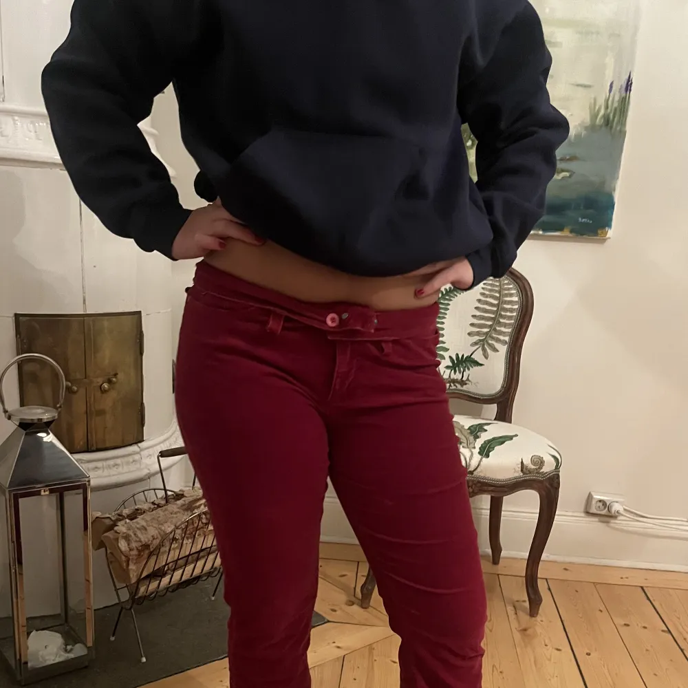 Röda manchester byxor som är mid men jag brukar vika ner dem💓. Jeans & Byxor.