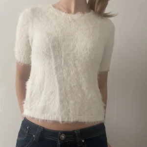 Stickad tröja  - Lurvig stickad tröja i storlek 8 o passar mig bra som har s i vanliga fall