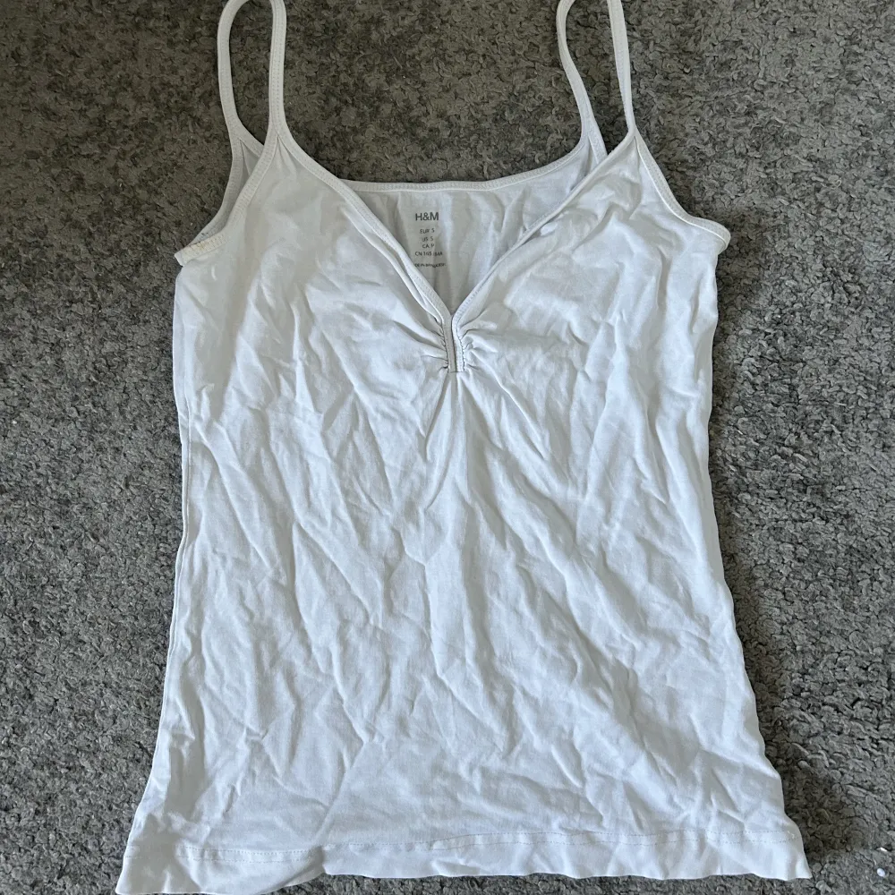 Basic H&M linne i vitt som inte används längre✨Gammal modell. Perfekt under en stickad tröja eller bara som den är😊Bra skick utom en liten fläck typ (se bild 2) men syns knappt🥰. Toppar.