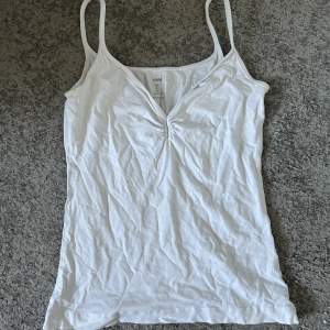 Basic H&M linne i vitt som inte används längre✨Gammal modell. Perfekt under en stickad tröja eller bara som den är😊Bra skick utom en liten fläck typ (se bild 2) men syns knappt🥰