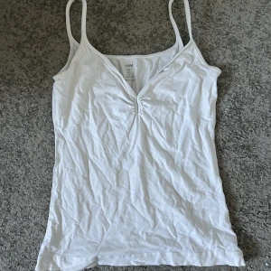 Basic H&M linne i vitt - Basic H&M linne i vitt som inte används längre✨Gammal modell. Perfekt under en stickad tröja eller bara som den är😊Bra skick utom en liten fläck typ (se bild 2) men syns knappt🥰