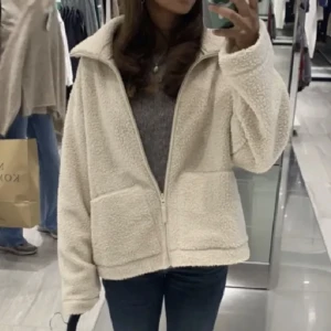 Teddy jacka - Säljer min Teddy jacka storlek L brukar ha storlek S annars och denna sitter bra ( lånade bilder) använd typ 3 gnr skriv för egna bilder