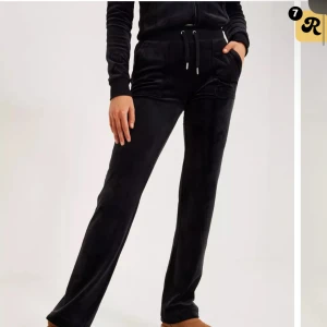 Svarta juicy couture byxor  - Säljer dessa super snygga och trendiga juicy byxorna ♾️ storlek: xs ♾️ inga defekter ♾️ pris kan diskuteras💗