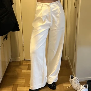 Vita kostymbyxor  - Vita kostymbyxor, använd en gång på studenten. Lite smutsiga längst ned i kanten på byxorna, annars är dom i fint skick. Köparen står för eventuell frakt. 🌸