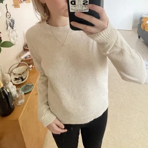 Beige/vit stickad tröja - Väldigt söt vit/beige stickad tröja från vero Moda. Köpt för ca 1 år sen och är knappt använd, därav säljer jag den. Inte alltför tjock men väldigt bekväm, perfekt under jacka. Skriv privat för mer info 💋
