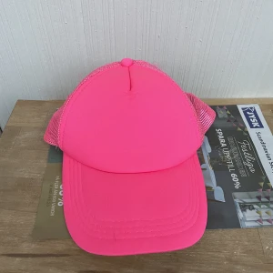Keps - Neon rosa keps med nät baktill, köpt i Grekland 