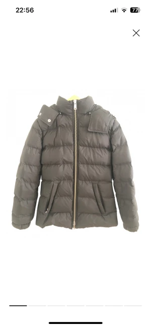 PRADA JACKA - Svart Prada vinterjacka. Självklart äkta. Bilden gör att den ser grå ut men den är helt svart.  Storlek 4O (IT). Är som en small.  Sitter snyggt på. Inte pösig.   Superbra skick. Inga defekter.   Kan gå ner i pris vid snabb affär. 