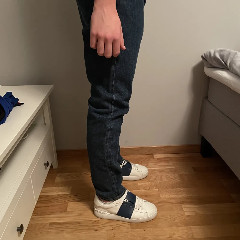 Mörkblå jeans från Weekday | Storlek: 29:32 - Skicket är väldigt bra använda en gång - Vårat pris: 329kr - Nypris: 599kr - Modellen är 180. Jeans & Byxor.