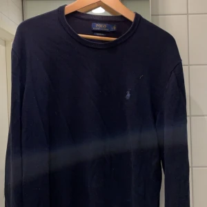 Ralph Lauren sweatshirt  - STEAL!! Riktigt stilren och skön Ralph Lauren sweatshirt. Nästan helt oanvänd.  Nypris: ca 1500.