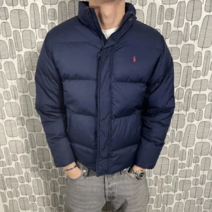 Ralph lauren jacka  - Inga defekter och inte mycket använd. Funkar hela vintern. Hör av er om vi har frågor eller vill se fler bilder 