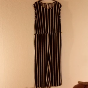 Byxdress  - Ärmlös byxdress som dessvärre saknar orginal skärp men förutom det är den i fint skick 