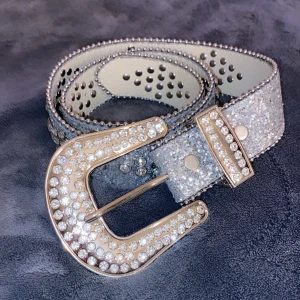 Rhinestones bälte  - Rhinestones bälte i mycket bra skick, ordinariepris 399kr.