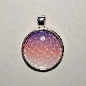 Majsorm ömsat skin berlock - Historia, ömsat ormskinn bevarat i smycken!  På Tales Of Scales görs smycken på ömsat skin, i detta fallet från en majsorm! Checka in @tales.of.scales.swe på instagram för törre utbud. (Möjligt:Frakt för 15 kr via kvadrerat kuvert på köparens risk/ansvar)