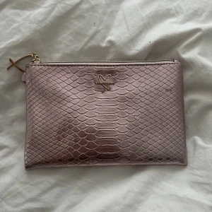 Victorias secret necessär rosa - Superfin necessär med bra kvalite, knappt använd