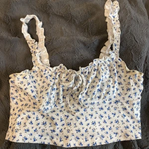 Blommig topp  - En superfint liten blommig topp från Shein i bra material. Använd ett fåtal gånger. Storlek M. Stretchiga. 
