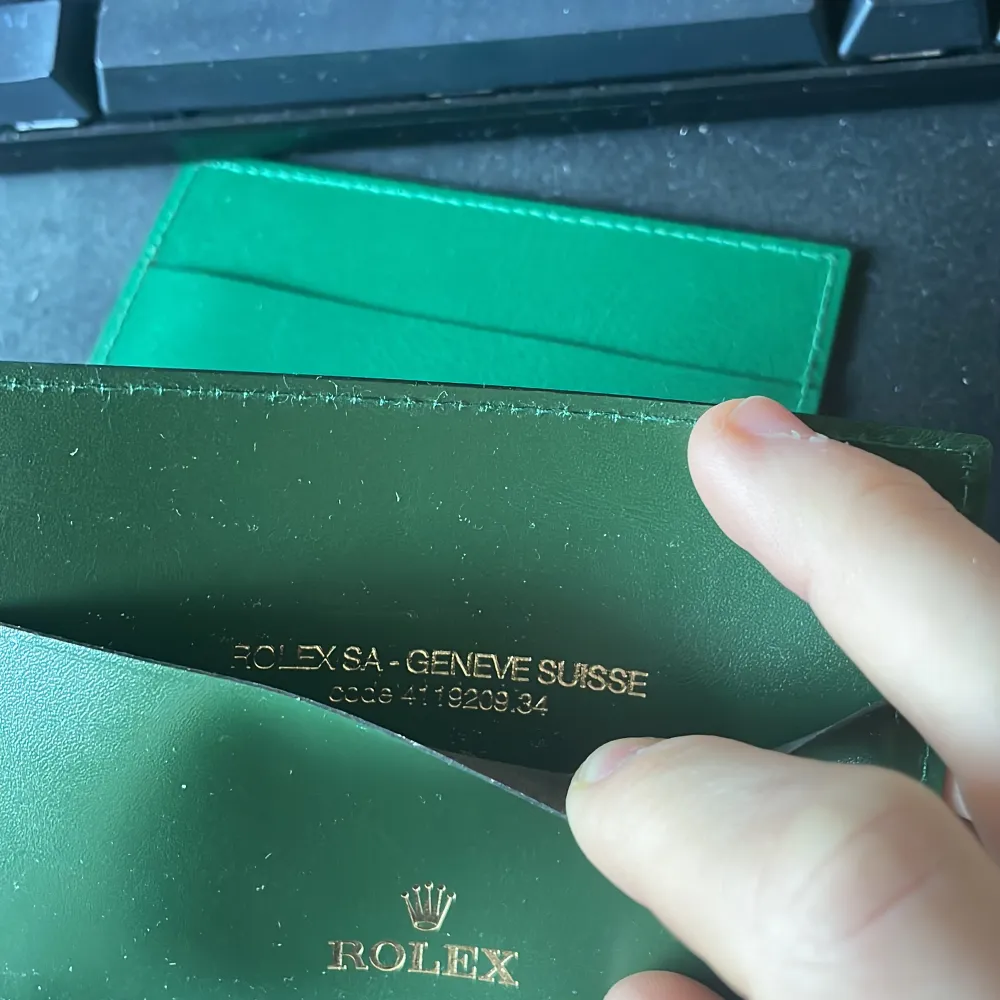 2st Rolex korthållare där en är lite mer mörkgrön och en som är ljusare, finns kod/artkl nummer i.   399kr /st. Övrigt.