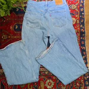 Supercoola ljusblå flared levis jeans i bra skick. Strl 29/34 så ganska långa!  Modellen heter 70s high flared