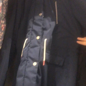 Water repellent jacka - Har köpt denna jacka från Lindex. Passar 13-14 år helt nytt inte använd min mamma köpte denna jackan till mig men den va stor så ja de därför jag tänkte sälja jätte fin jacka iallafall passar den jätte bra för vinter. Har köpt en ny jacka fryser ej💕.