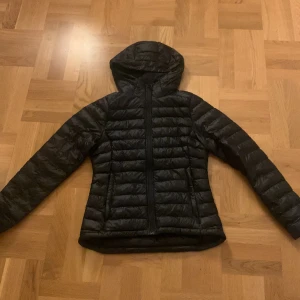 Everest jacka 🍁🫶⭐️ - Jätte fin kvalite. Använd någon gång men inte riktigt i min storlek! Från stadium. Ordinarie pris: 1000kr och Kan diskutera pris!❤️🫶🍁