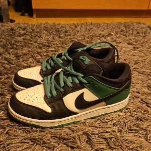 Nike SB Dunk Low Classic Green 43 (Bra Skick) - Köpte för rätt längesen men bara använt några få gånger Kvitto finns tyvärr inte Stl. 43 - Säljs runt 4000 kr nya på stockX för tillfället 