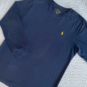 Säljer min Ralph lauren tröja  - Jag säljer min tröja pga att jag tycker att den inte passa mig. Jag har inte haft den så länge. Om ni har några frågor så får ni jätte Järna skiriva till mig.